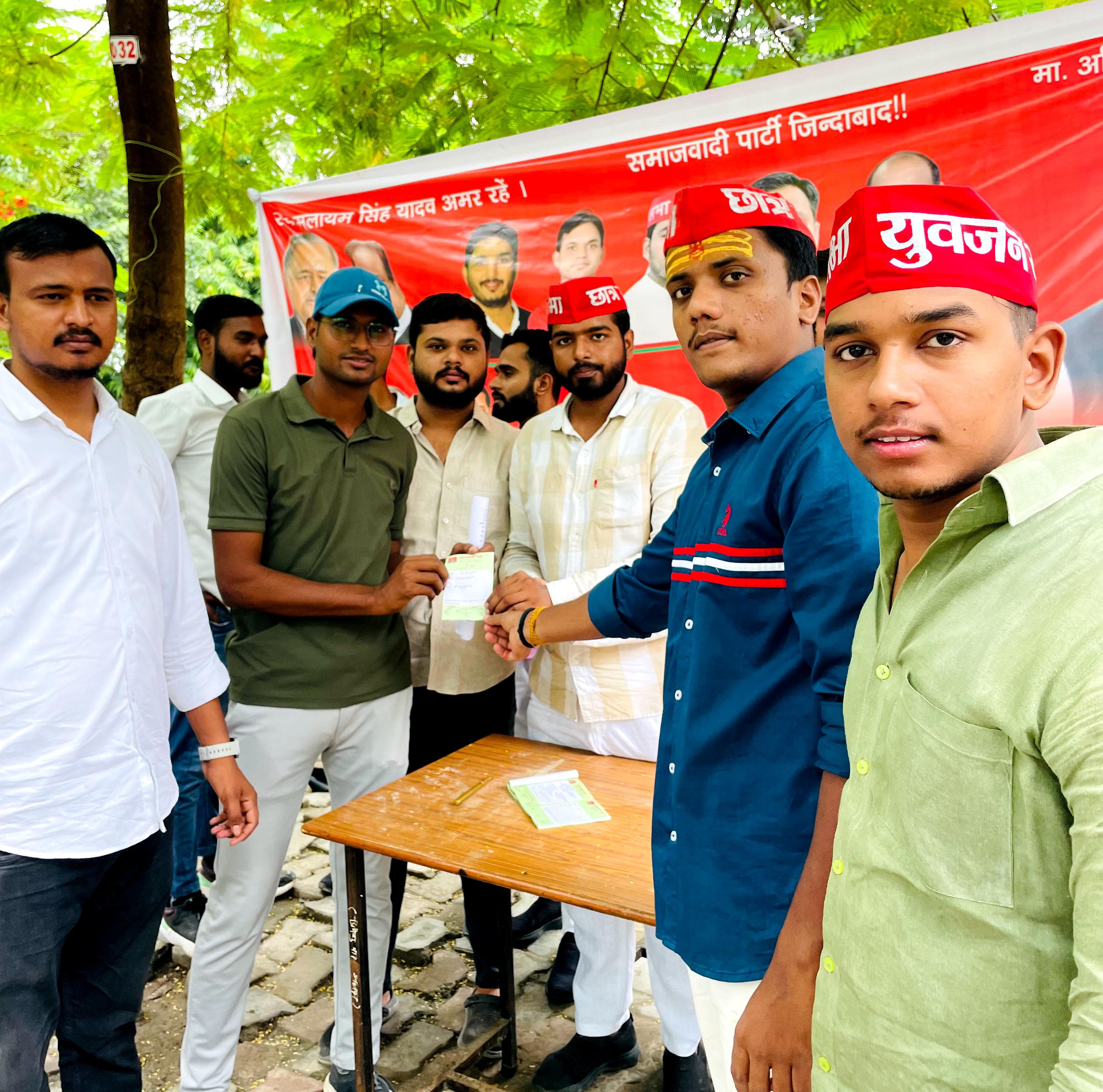 समाजवादी पार्टी के,”छात्र नौजवान – PDA जागरूकता अभियान” कार्यक्रम का आयोजन महात्मा गांधी काशी विद्यापीठ विश्वविद्यालय में किया गया, सैकड़ों छात्र-छात्राओं ने सदस्यता ग्रहण की।