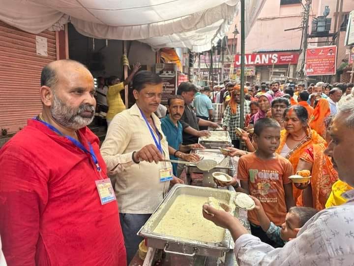 सावन के चौथे सोमवार पर सपाईयो ने शिवभक्तो मे बाॅटा साउथ इंडियन व्यंजन 