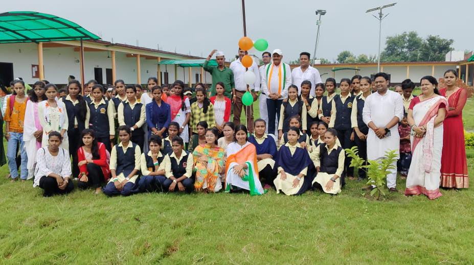 धूमधाम से मनाया गया 78वां स्वतंत्रता दिवस, महाविद्यालय समेत अन्य स्कूल संस्थाओं में हर्सोल्लास के साथ फहराया गया तिरंगा
