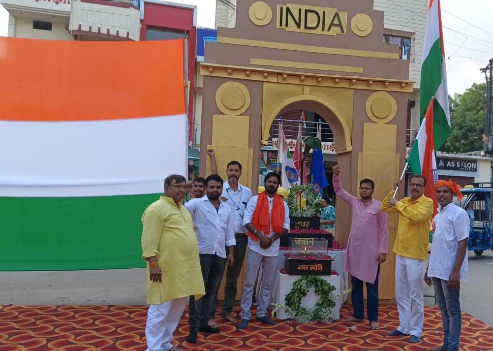 आर्य समाज मंदिर व राष्ट्रीय ध्वजा यात्रा समिति द्वारा 15 फीट का इंडिया गेट एवं 18 फीट का तिरंगा और काकोरी कांड को दर्शाकर मनाया गया स्वतंत्रता दिवस।