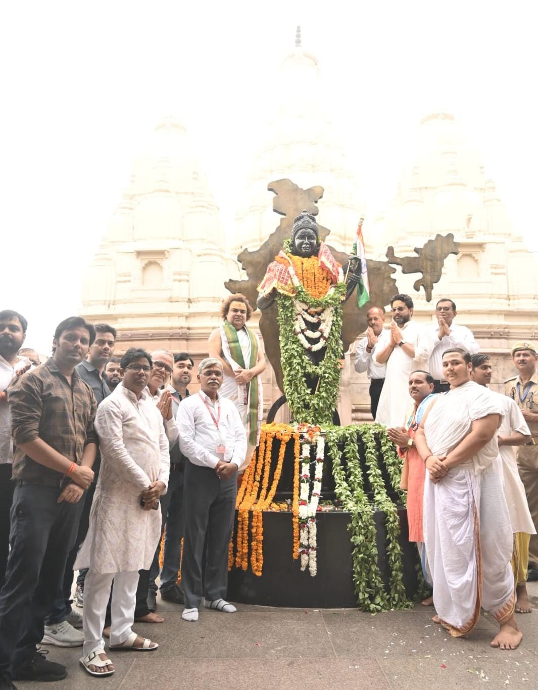 श्री काशी विश्वनाथ धाम में प्रशासनिक कार्यालय नीलकंठ भवन पर मुख्य कार्यपालक अधिकारी श्री विश्व भूषण मिश्र ने किया ध्वजारोहण,मनाया स्वतंत्रता दिवस।