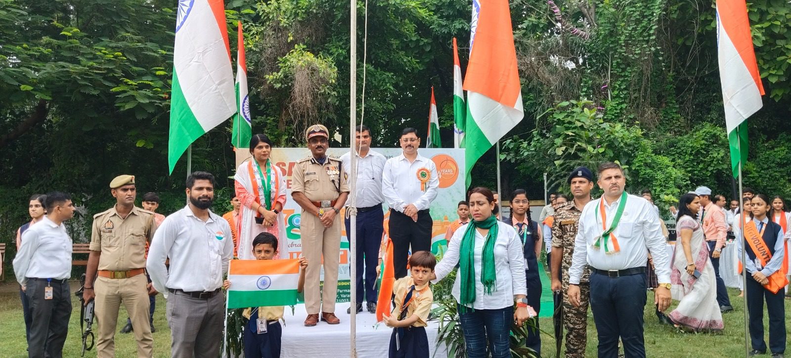 संत अतुलानंद आवासीय विद्यालय, होलापुर के प्रांगण में धूमधाम से मनाया गया 78वां स्वत्रंता दिवस