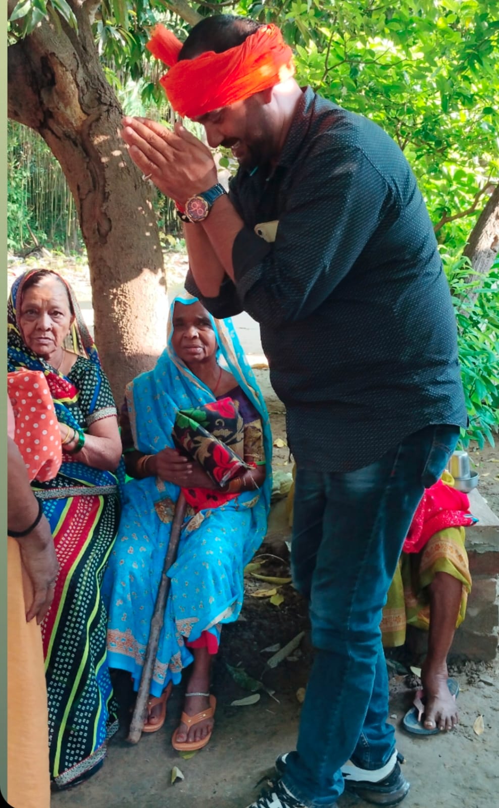 रक्षाबंधन के शुभ अवसर पर मिशन समाज सेवा के राष्ट्रीय अध्यक्ष डंपी तिवारी बाबा ने साड़ी वितरण किया 