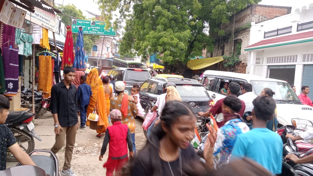 चौबेपुर बाजार में जाम के झाम में फसा राखी का बंधन