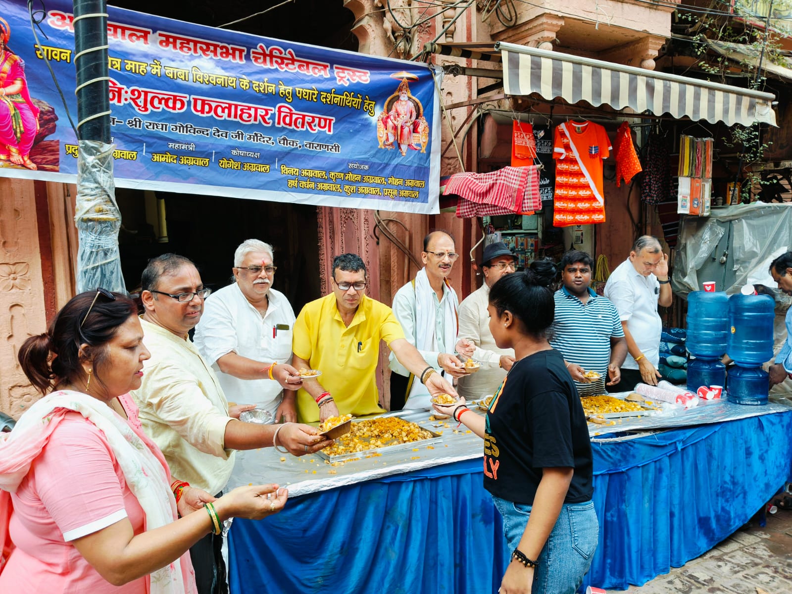 सावन के आखिरी सोमवार को अग्रवाल महासभा चैरिटेबल ट्रस्ट ने किया फलाहार वितर