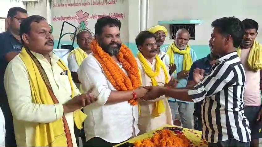 आनंद तिवारी उर्फ राजू तिवारी को पुनः दुसरी बार प्रदेश प्रवक्ता बनाए जाने पर ओमप्रकाश राजभर को दी बधाई,कार्यकर्ताओ ने किया सम्मान