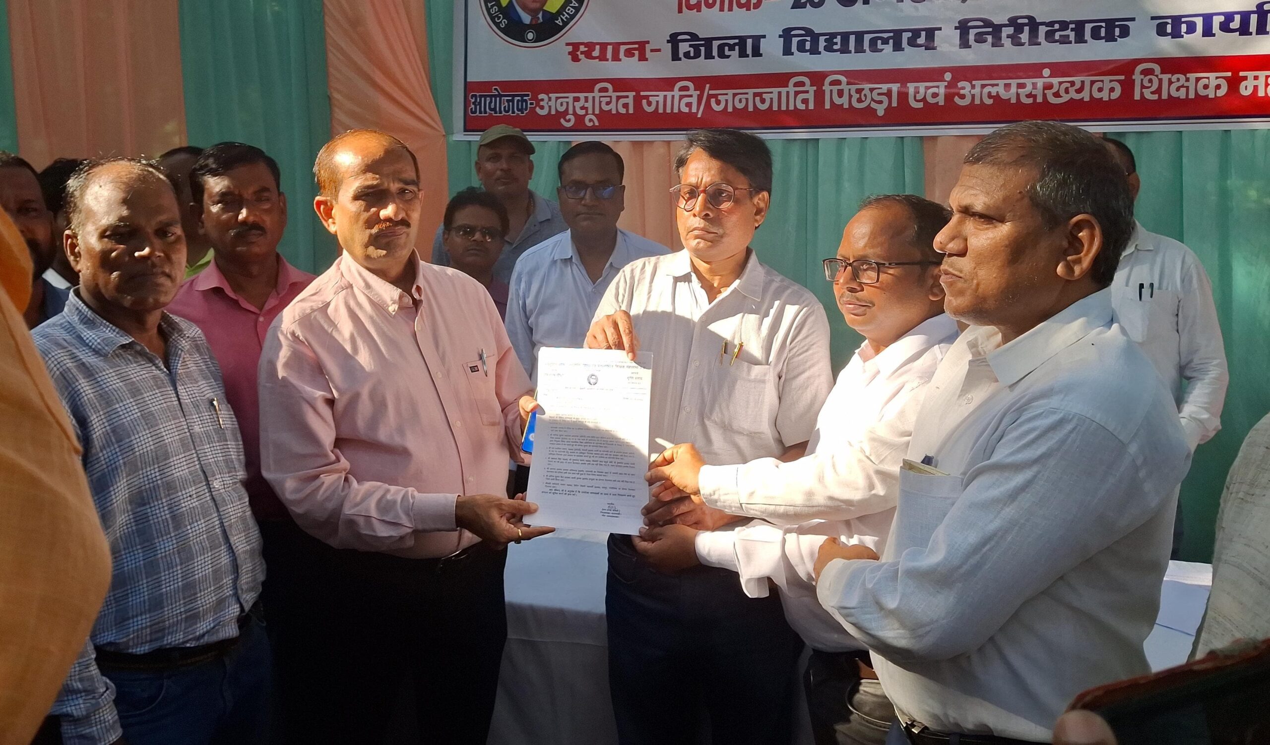अनुसूचित जाति/जनजाति पिछड़ा एवं अल्पसंख्यक शिक्षक महासभा वाराणसी ने शिक्षको की विभिन्न समस्याओं के सम्बन्ध में जिला विद्यालय निरीक्षक कार्यालय पर दिया धरना,जिला विद्यालय निरीक्षक को सौंपा 20 सूत्रीय मांग पत्र।