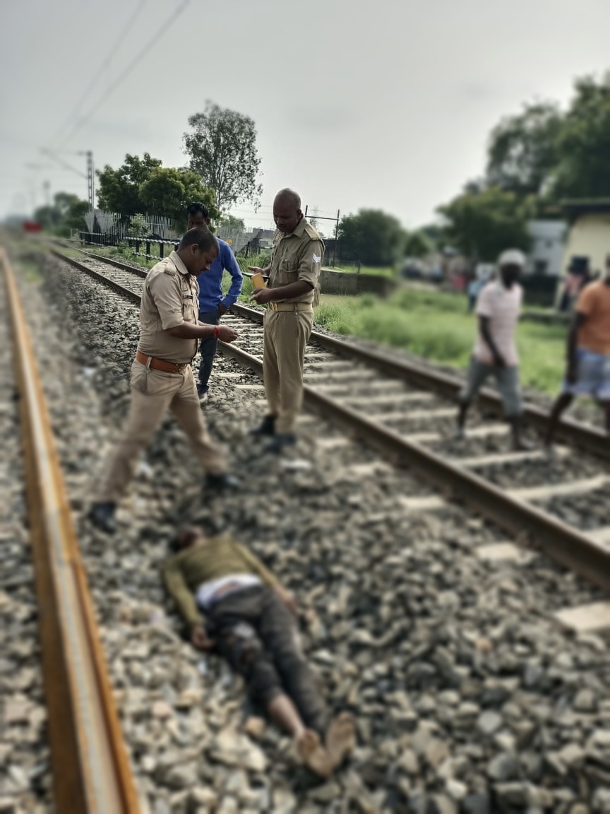 ट्रेन के इंजन के सामने कूद कर युवक ने देदी जान