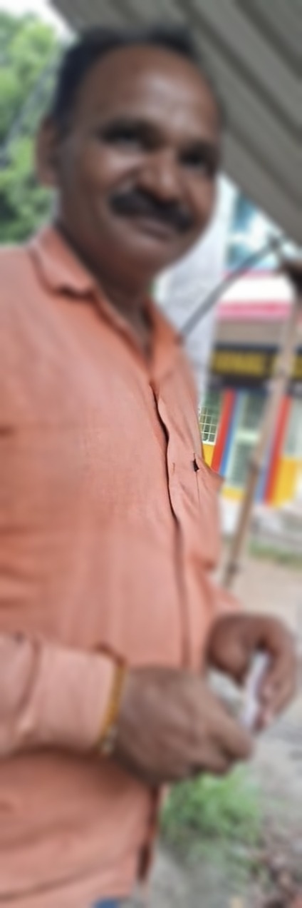 भांग की दुकान पर गाॅजा बेचते हुए अधेड़ को पुलिस ने पकड़ा