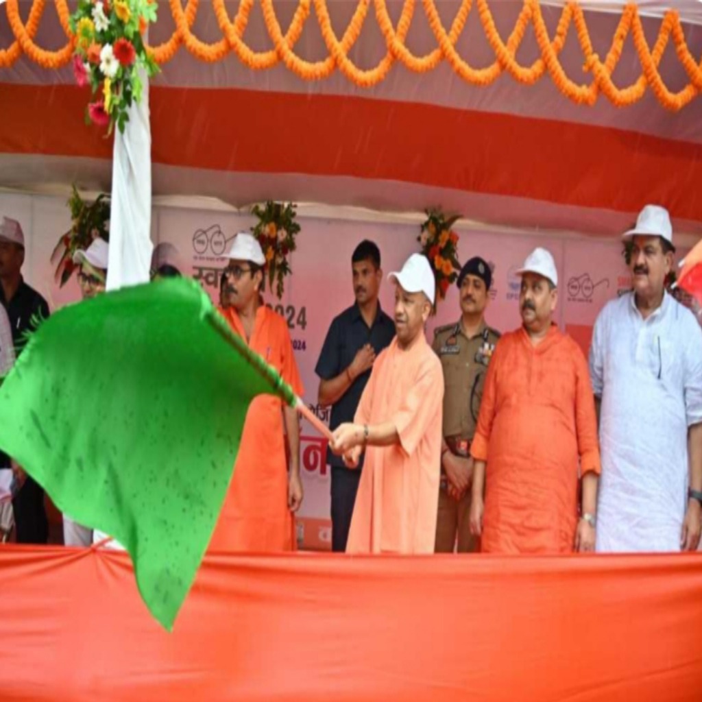 मुख्यमंत्री योगी आदित्यनाथ ने बारिश के बीच नमो प्लागथान को हरी झंडी दिखाई
