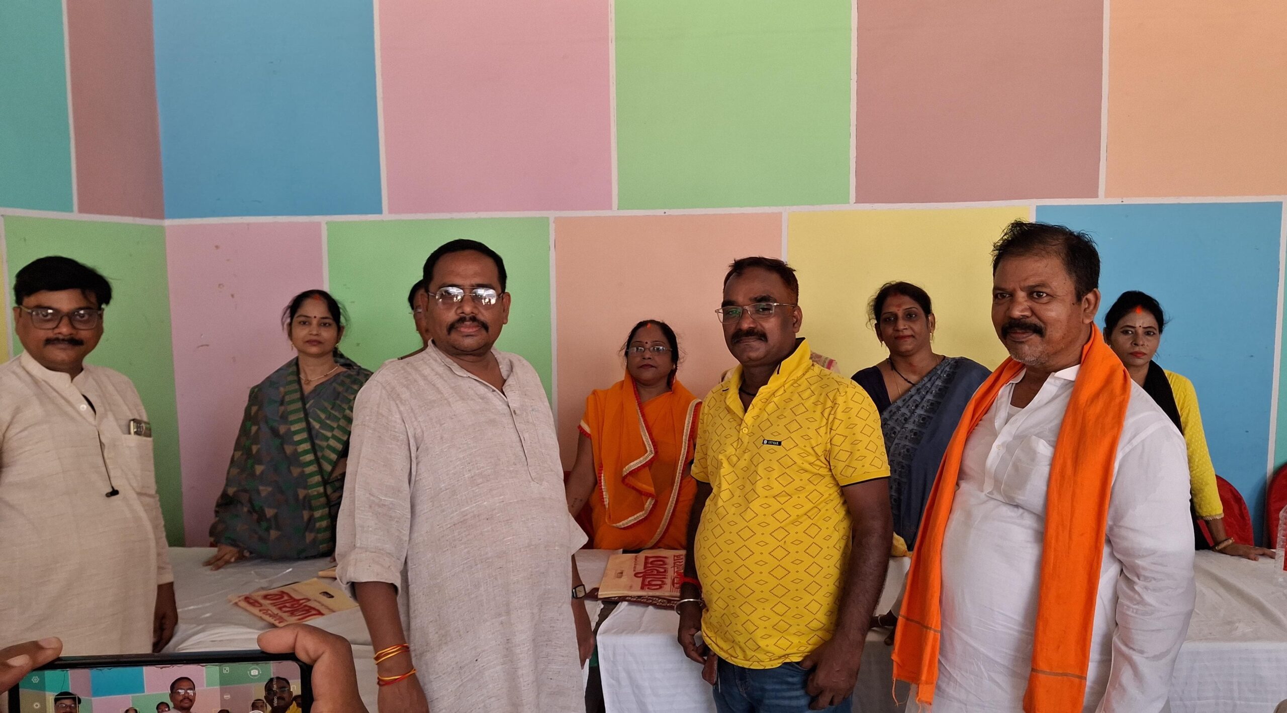 तैलीक साहू वैश्य सभा वाराणसी ने वैश्य समाज के गरीब और निराश्रित महिलाओं को तीज मनाने के उद्देश्य के तहत साड़ी का किया वितरण।