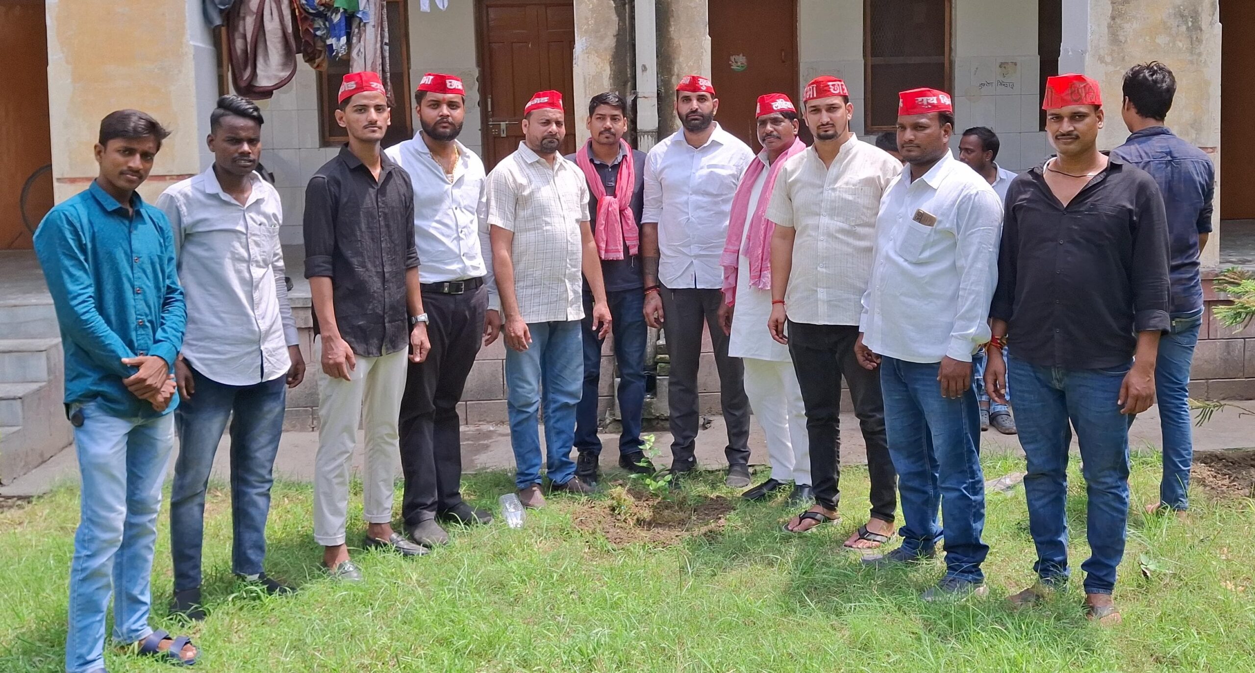 महात्मा गांधी काशी विद्यापीठ के समाज विज्ञान संकाय और भारत माता मंदिर मे पीडीए वृक्षारोपण का कार्यक्रम का आयोजन,किया पौधारोपण