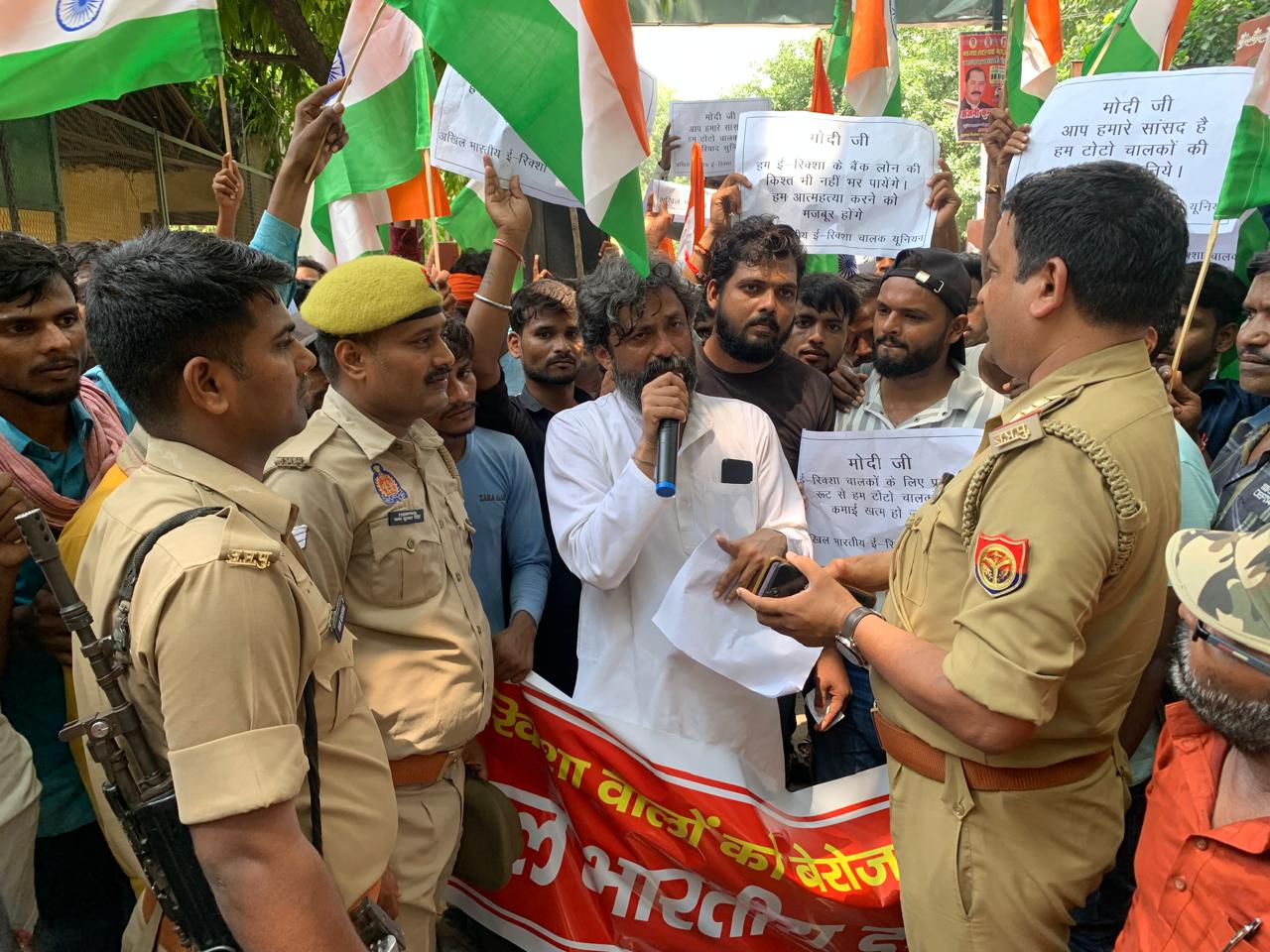 अखिल भारतीय ई- रिक्शा चालक यूनियन के राष्ट्रीय अध्यक्ष प्रवीण काशी ने जिलाधिकारी को सौंपा नौ सूत्रीय मांग पत्र।