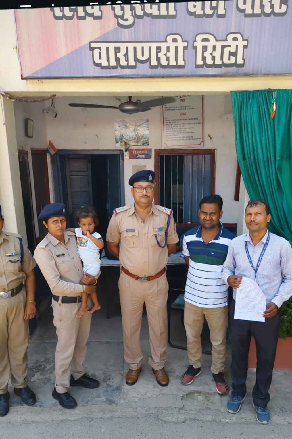 वाराणसी सीटी प्रभारी निरीक्षक अंजू लता द्विवेदी व उनकी टीम नें ऑपरेशन कर नन्हें बालक को चाइल्ड लाईन किया सुपुर्द   