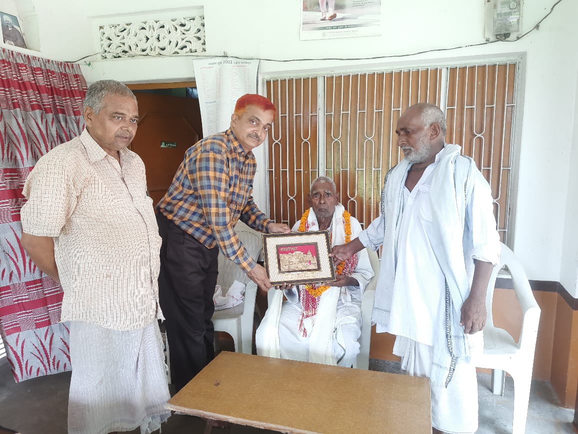 शिक्षक दिवस पर अवकाश प्राप्त शिक्षक को किया गया सम्मानित