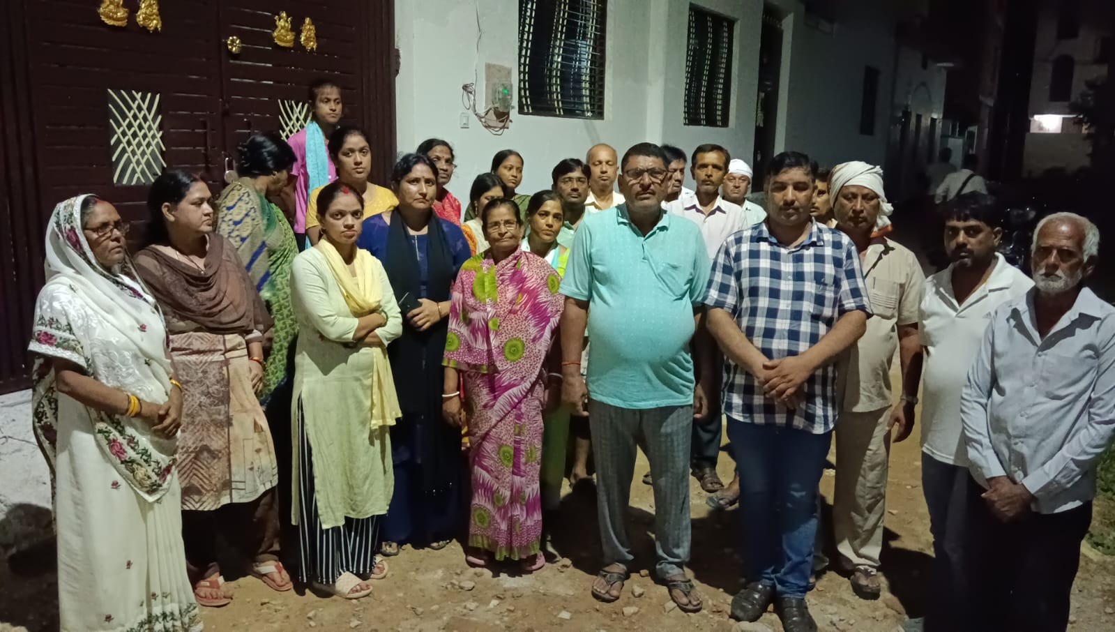 अशोकपुरम कालोनी के निवासियों ने कहा कुछ दबँग लोगों ने दबंगई के साथ आम रास्ता को किया बंद कालोनीवासी परेशान