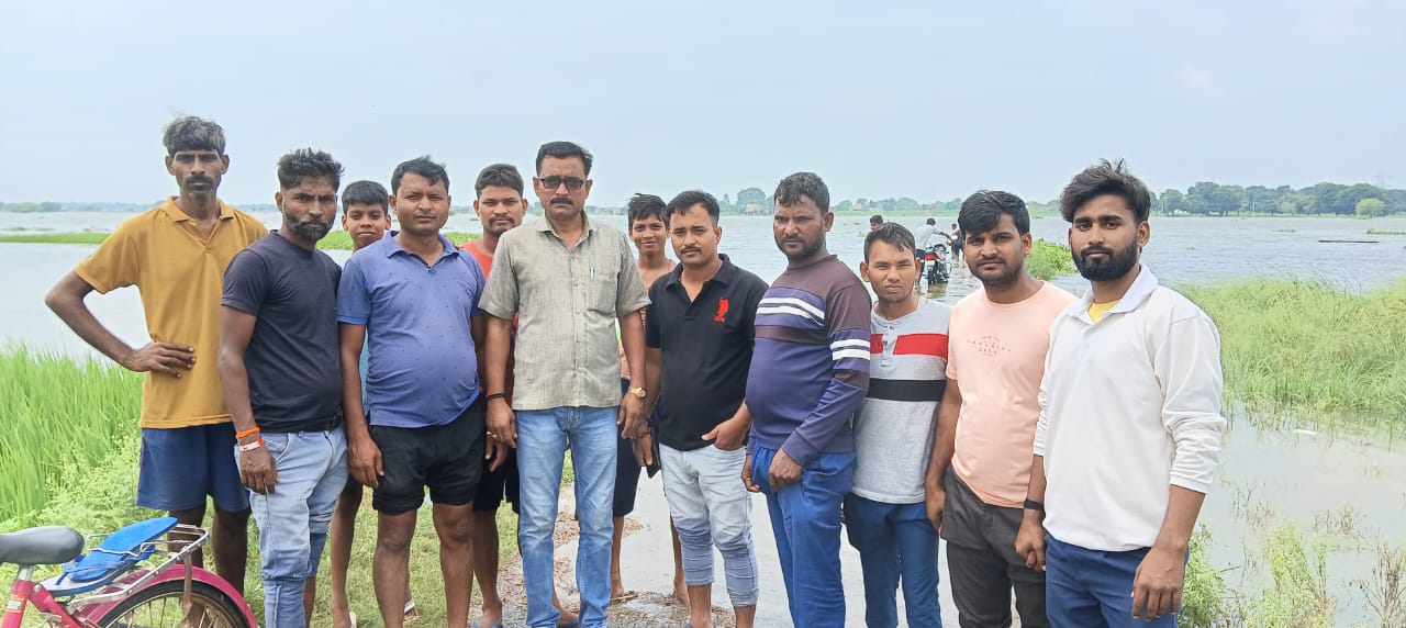 गोमती नदी के बढ़ते जलस्तर से बाढ़ पानी से घिरे गरथौली चरन का पुरा अंजाव हरिहरपुर पिंपरी आदि कई गांव का मुख्य मार्ग से संपर्क टूटा खेती भी नष्ट हुई