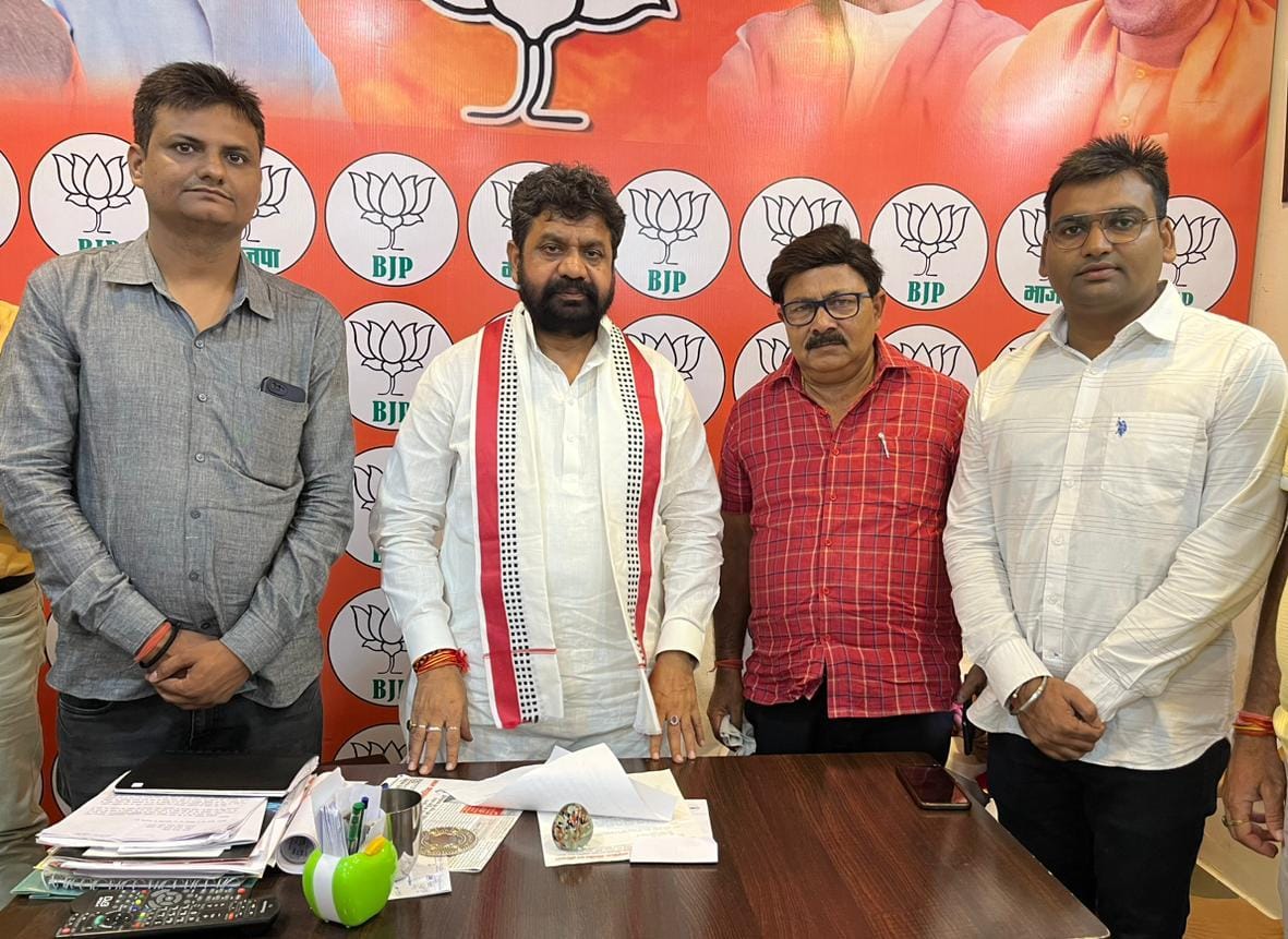 सामाजिक संस्था अभ्युदय सेवा समिति के सदस्यों ने आयुष मंत्रालय दयाशंकर मिश्र दयालु के समक्ष्य रखी रक्तदान, वृक्षारोपण से जुड़ी बातें…