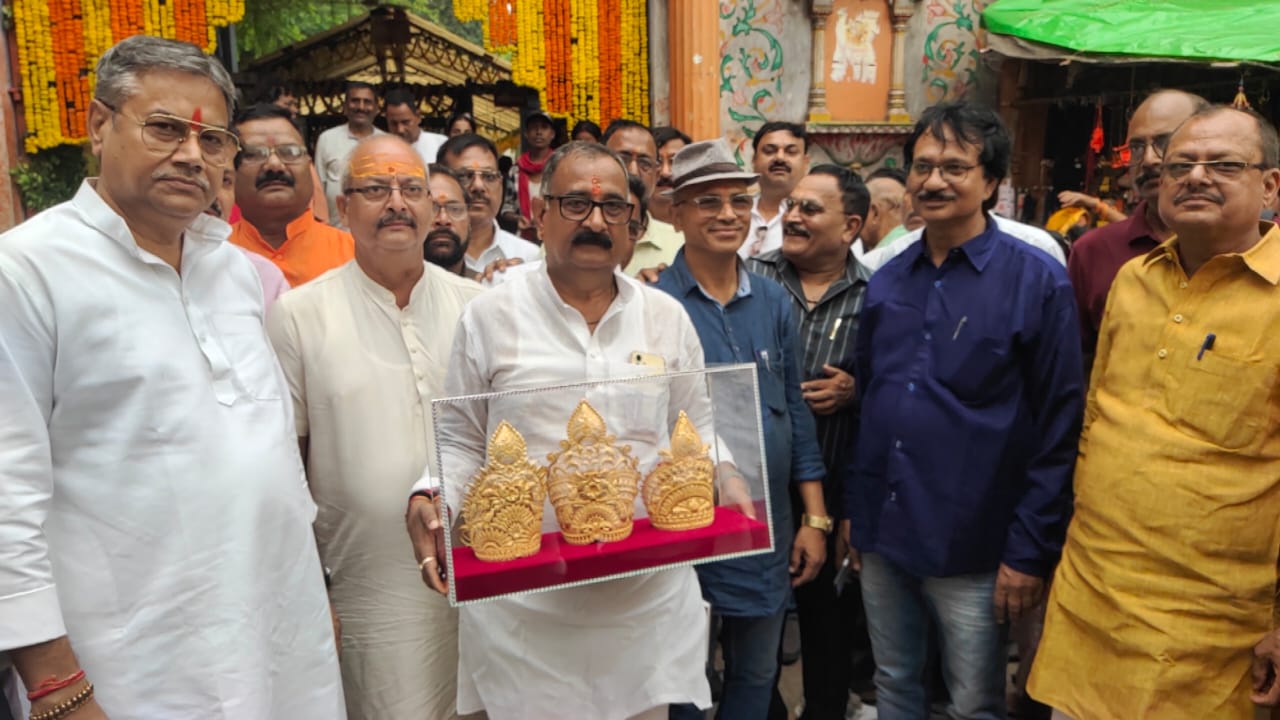 पूरी भव्यता और धार्मिक विधि से अर्पित हुआ संकट मोचन मंदिर दरबार में स्वर्ण मुकुट, राम काज करीबे को आतुर नारों से गुंजायमान हुआ माहौल