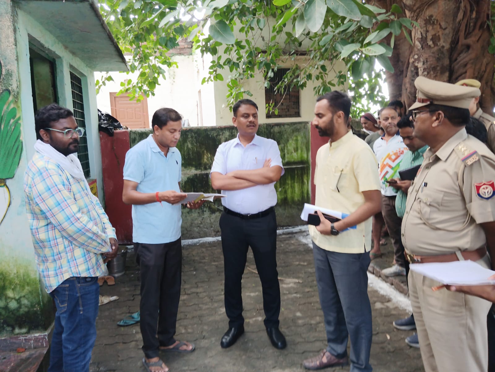 जिलाधिकारी ने बाढ़ प्रभावित क्षेत्र रामपुर ढाब का निरीक्षण कर अधिकारियों को दिया आवश्यक दिशा निर्देश