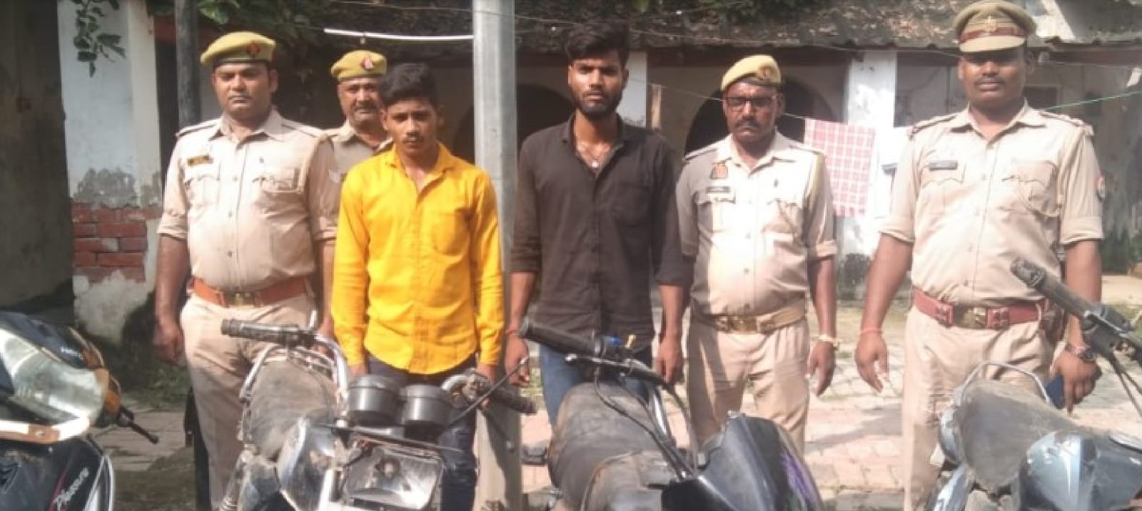 चौबेपुर पुलिस ने चोरी की चार मोटरसाइकिल संग दो अभियुक्तों को किया गिरफ्तार