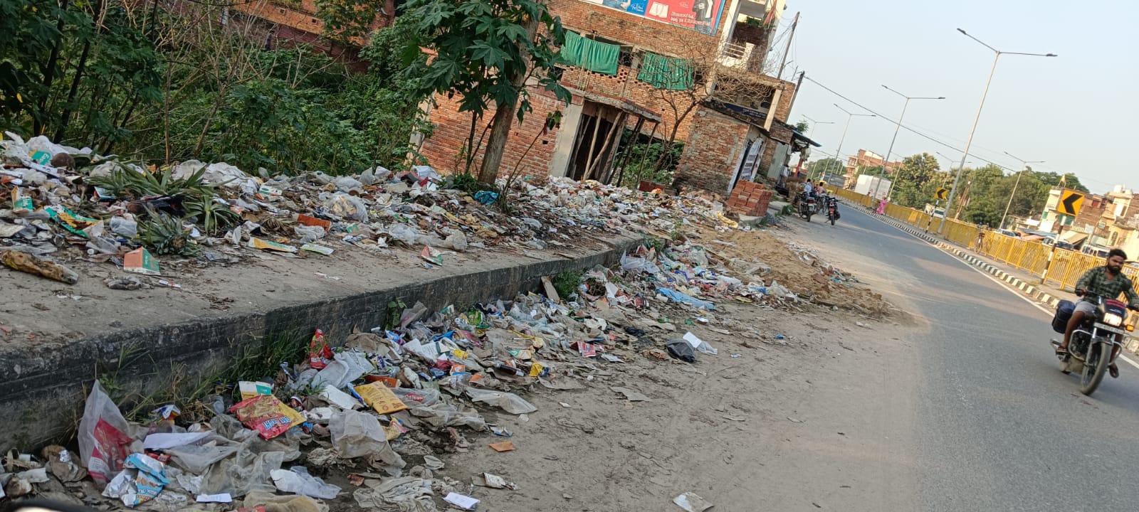 उमरहां बाजार में जमा कूड़े की दुर्गन्ध से संक्रामक रोग की आशंका