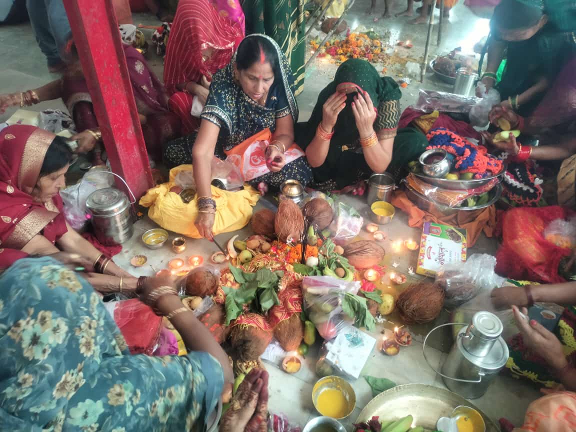 संतान की दीर्घायु एवं मंगलकामना के लिए महिलाओं ने जीवित्पुत्रिका व्रत रखा