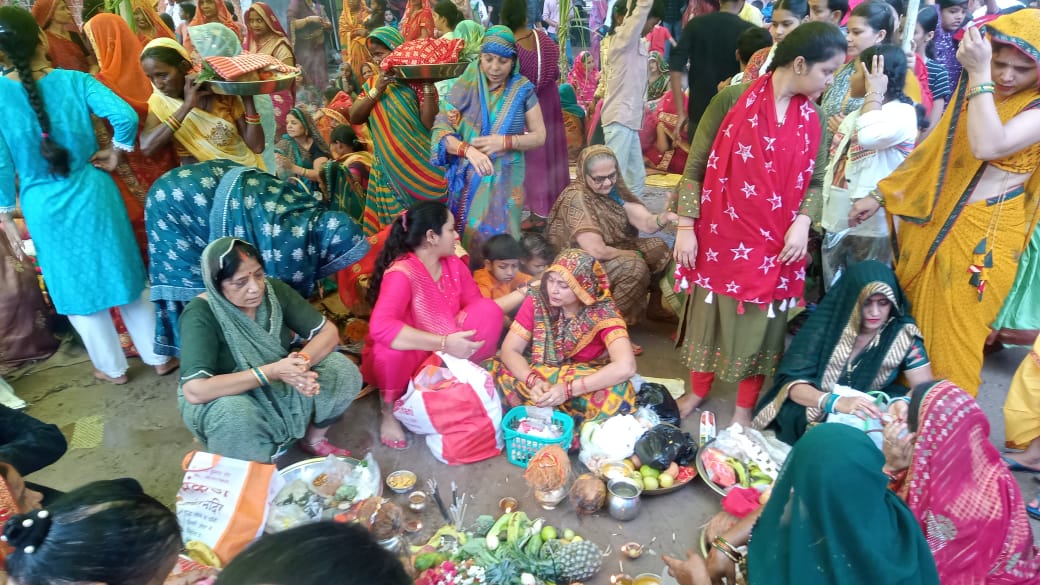जीवित्पुत्रिका पर्व पर महिलाओं नें किया पूजन