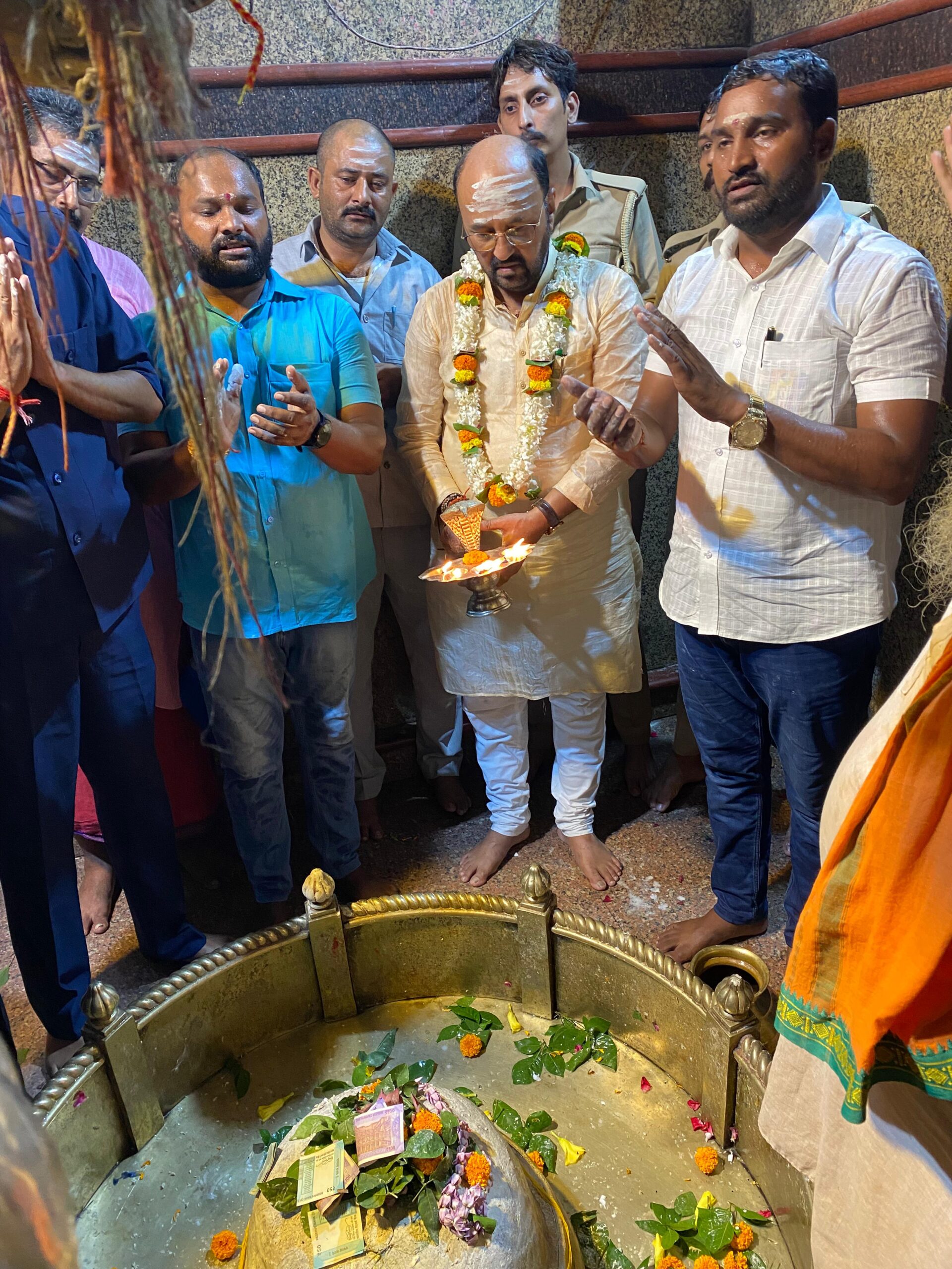प्रदेश के कैबिनेट मंत्री योगेश उपाध्याय व उच्च शिक्षा राज्यमंत्री रजनी तिवारी ने मार्कंडेय महादेव में किया जलाभिषेक