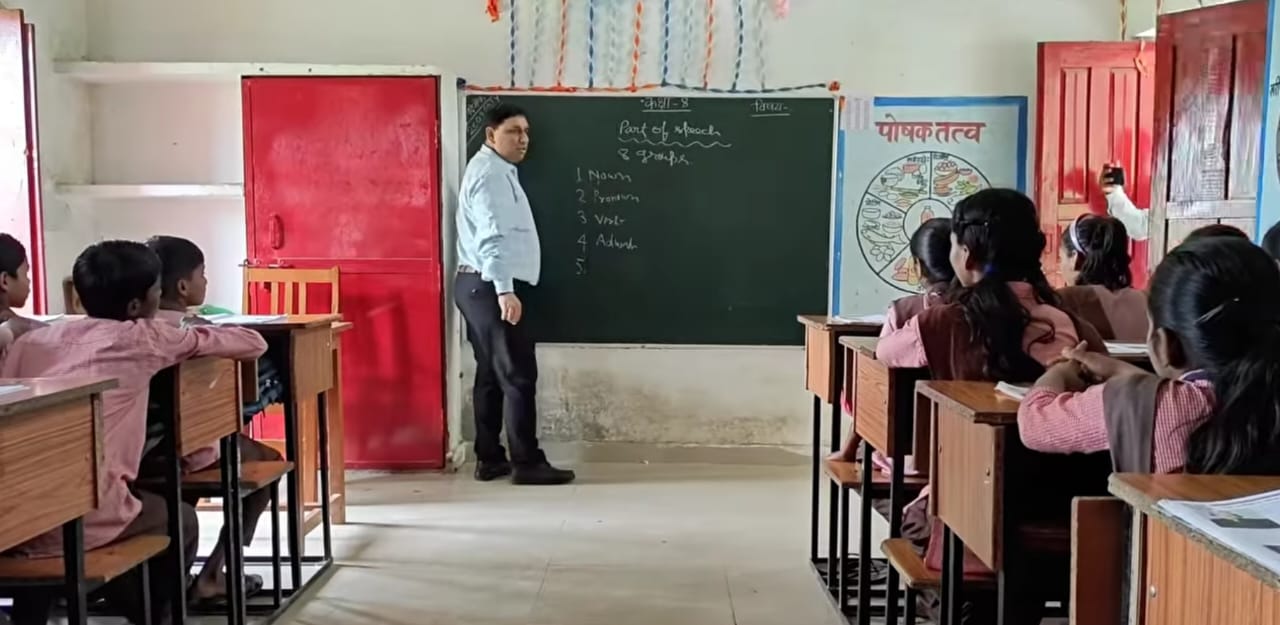 जिला बेसिक शिक्षा अधिकारी नें किया बच्चों के साथ इंग्लिश का पाठ