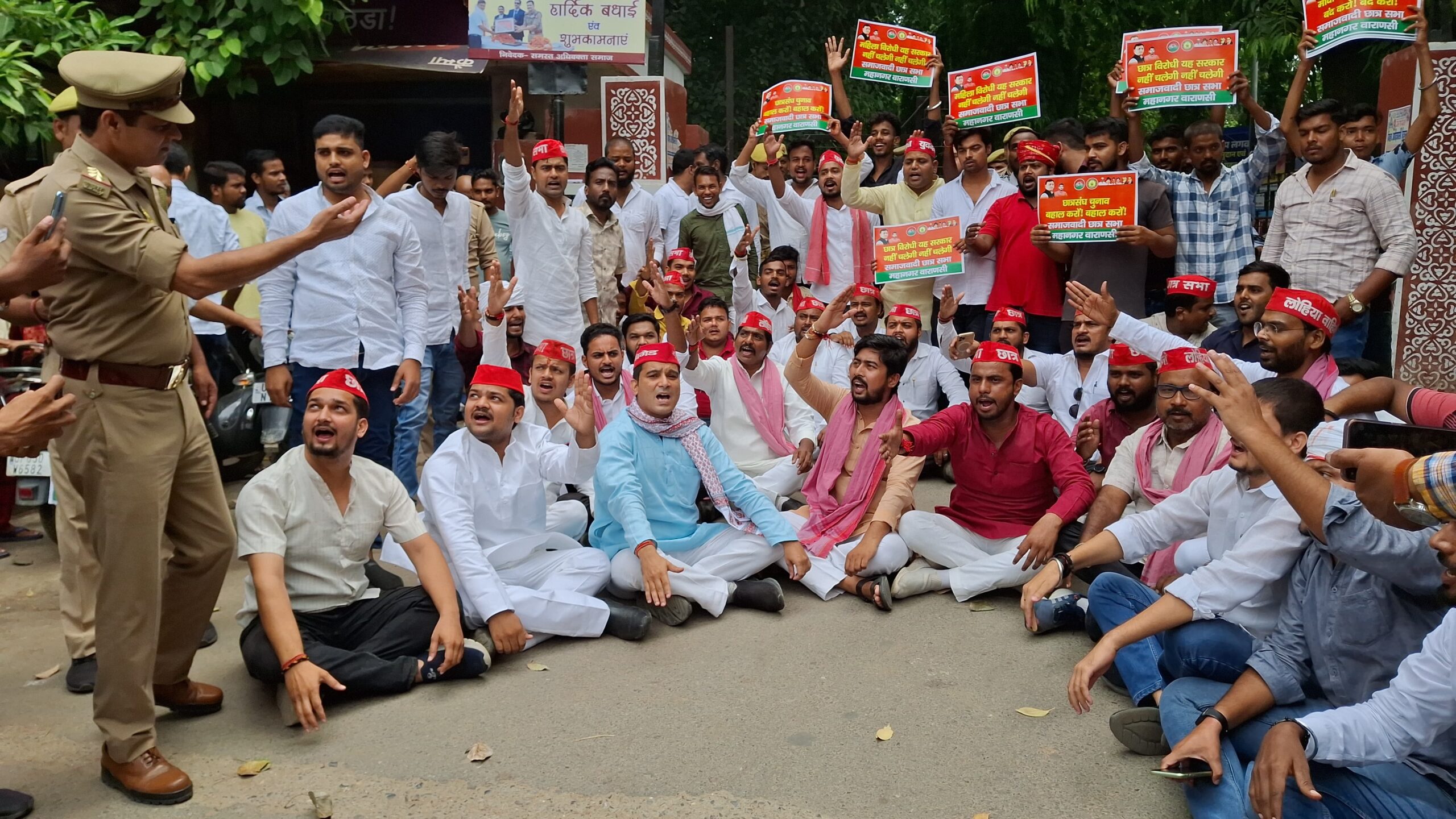 छात्र नौजवान के उत्पीड़न,छात्रसंघ बहाली के खिलाफ़ किया गया धरना प्रदर्शन, एसीपी कैंट को राज्यपाल के नाम सौंपा ज्ञापन।