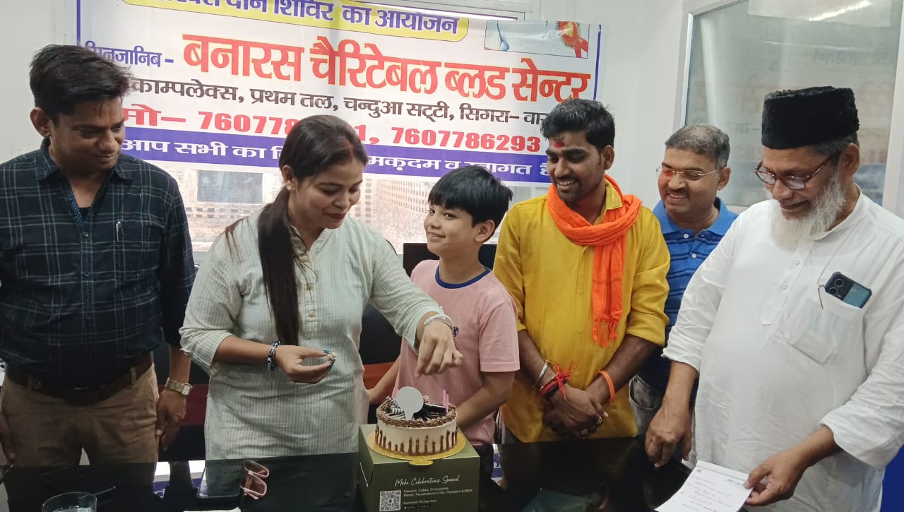 वाराणसी महिला व्यापार मंडल अध्यक्ष सुनीता सोनी ने अपने पुत्र गौरव सोनी के जन्म दिवस पर किया रक्तदान