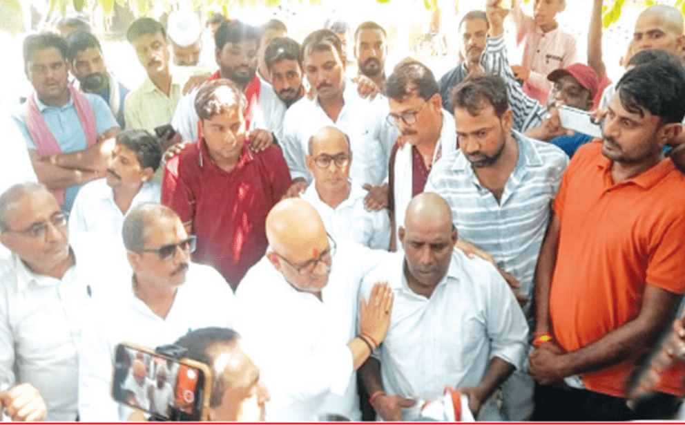 पुलिस एनकाउंटर में मारे गए मंगेश यादव के घर पहुंचे अजय राय