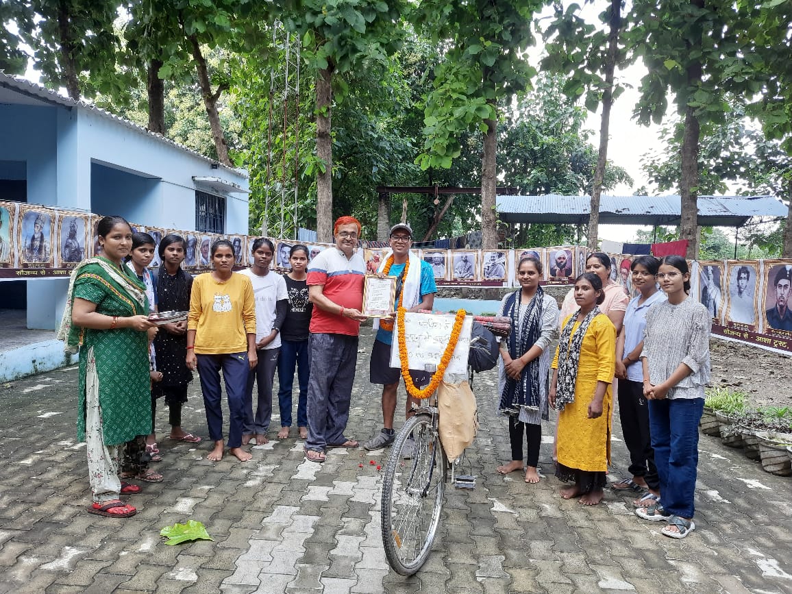 देहरादून से चाकुलिया बंगाल तक की यात्रा पर निकले 34 वर्षीय अंकित दास का आशा ट्रस्ट पर हुआ भव्य स्वागत