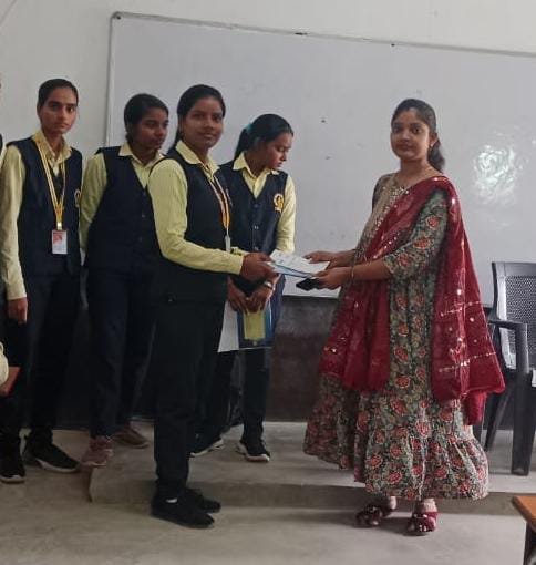 महाविद्यालय में संविधान आधारित सामान्य ज्ञान परीक्षा में उत्कृष्ट प्रदर्शन करने वाली 17 बच्चियों को मिला प्रमाण पत्र