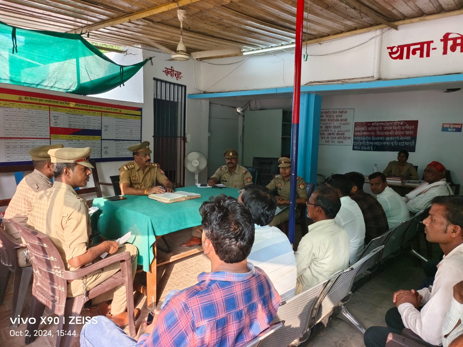 दुर्गा पूजा व दशहरा को लेकर थाना परिसर में हुआ बैठक