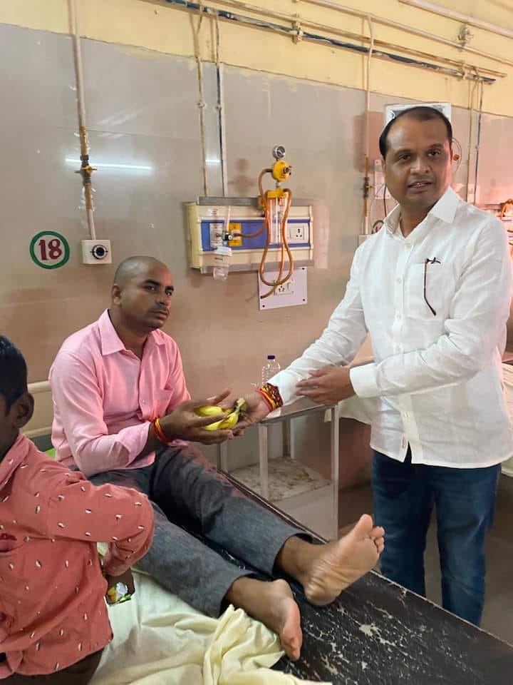 भाजपा कार्यकर्ताओं ने लाल बहादुर शास्त्री राजकीय चिकित्सालय में मरीजों को फल वितरित किया