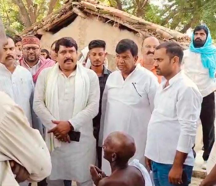 मृतक मजदूरों के घर सांत्वना देने पहुंचे सपा नेता