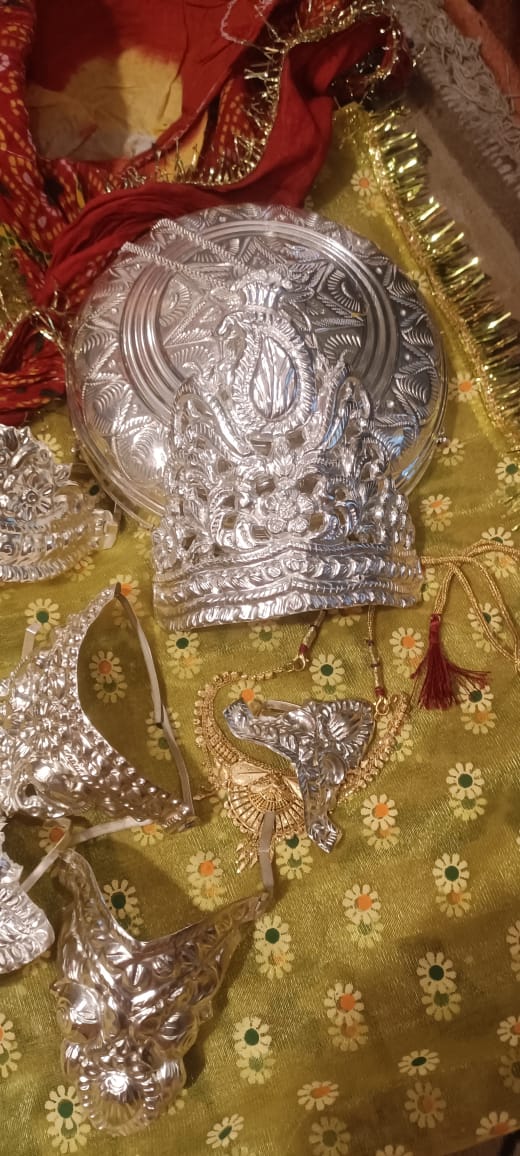 ब्रेकिंग न्यूज़….भैठौली प्राचीन माँ दुर्गा मन्दिर से आज रात्रि में चोरों ने उड़ाए लाखों के आभूषण व दान पात्र, भारी मात्रा में पुलिस बल तैनात 