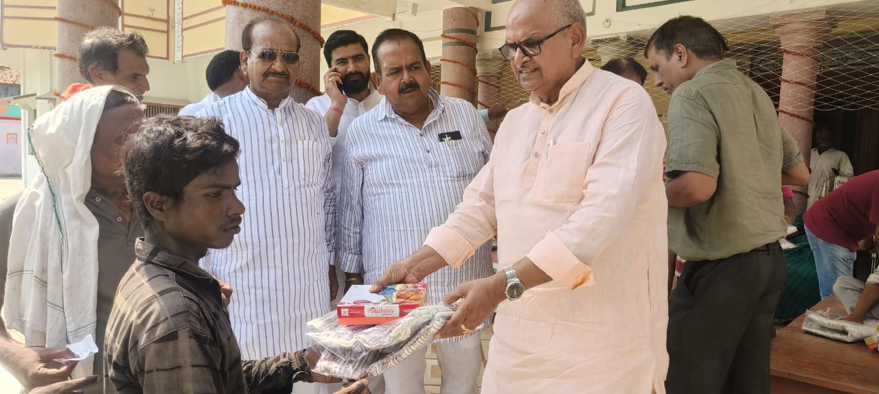 बड़े धूमधाम से अकोढ़ा में मनाया गया उद्योगपति कमलेश सिंह का 66वां जन्मदिन