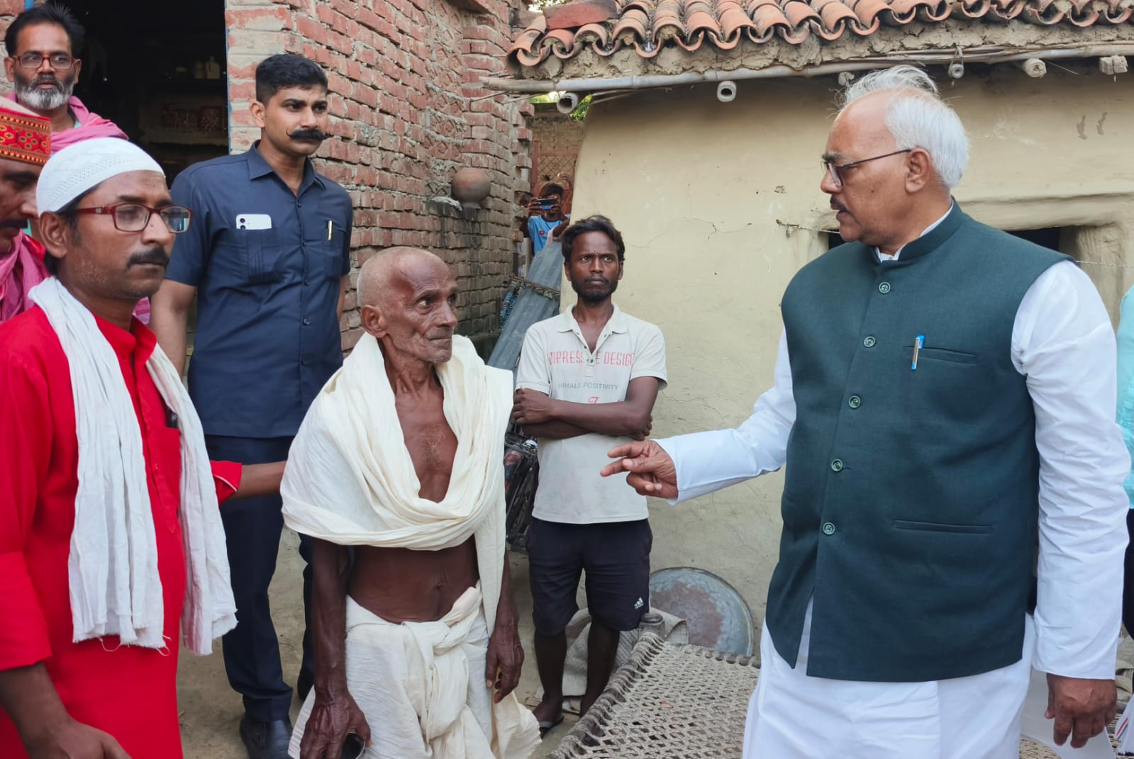 सपा के राष्ट्रीय अध्यक्ष के निर्देश पर मृतक मजदूरों घर पहुंचे नेता प्रतिपक्ष