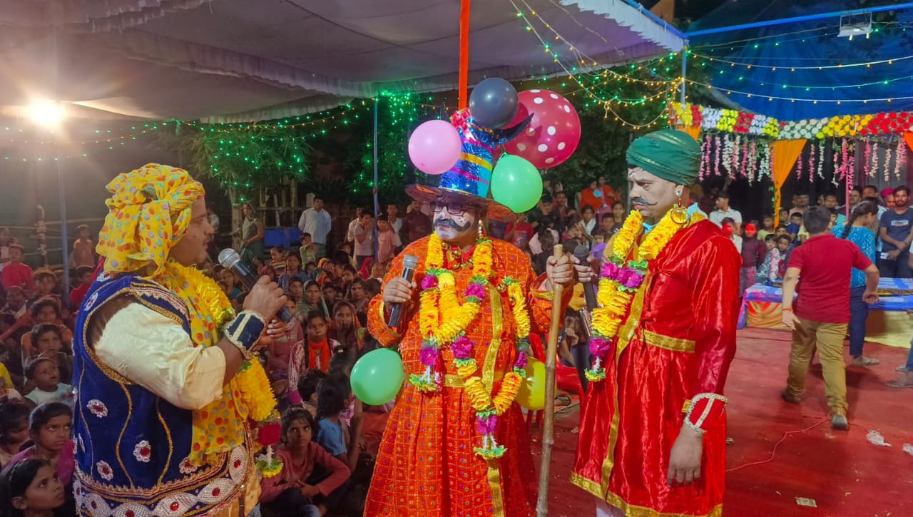 धनुष यज्ञ सीता स्वयंबर एवं लक्ष्मण परशुराम संवाद की लीला देख रोमांचित हुए लीला प्रेमी