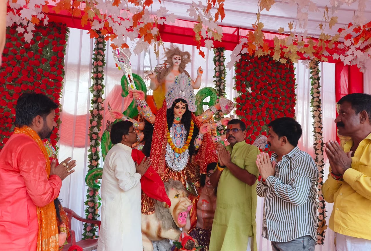खुला मां का पट, जयकारों से गुंजा पंडाल