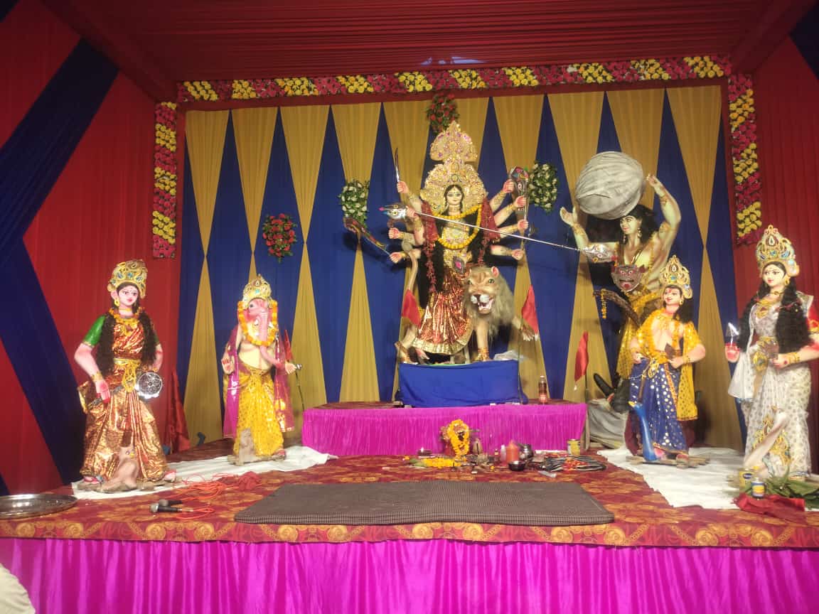 दुर्गा पूजा की धूम, महासप्तमी के अवसर पर पूजा पंडालों के खुले पट