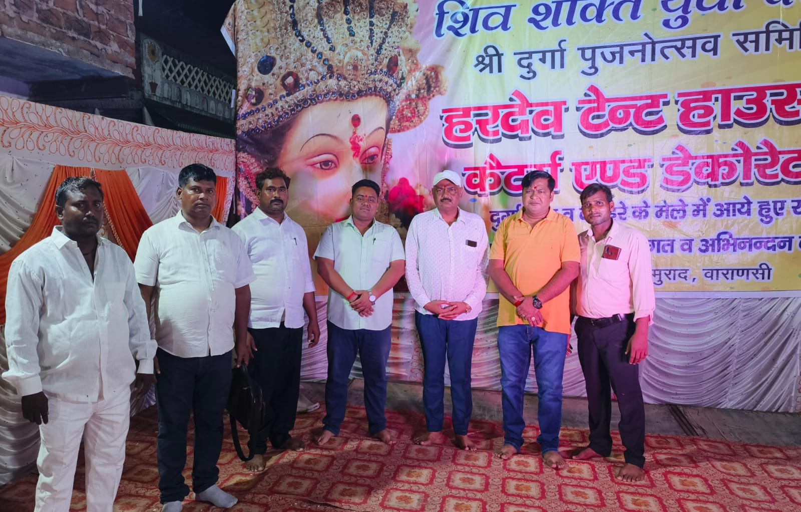 दुर्गा पूजा में झांकी देखने के लिए उमड़ी भीड़