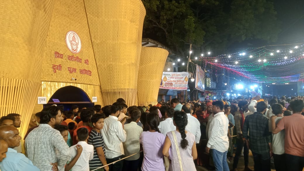 महानवमी पर उमड़ी पंडालों में श्रद्धालुओं की भीड़