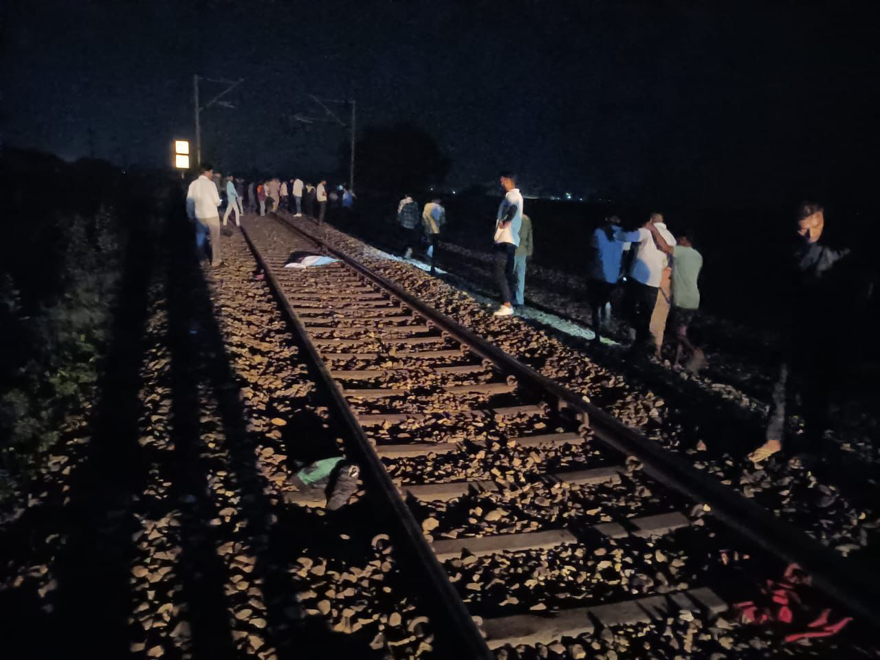 ट्रेन हादसे में पत्नी और बच्चे की मौत, पति और बेटा गंभीर रूप से घायल