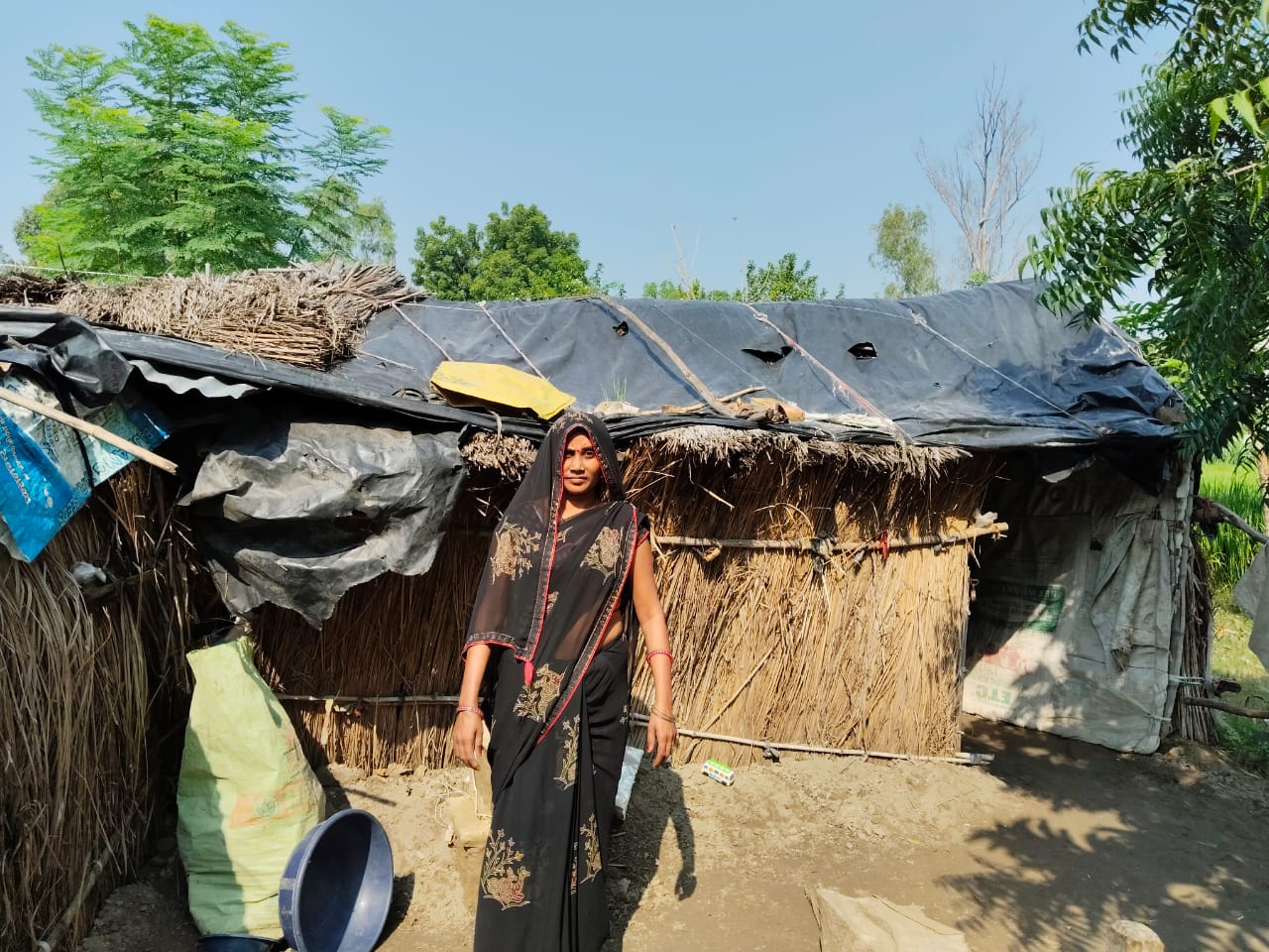 20 वर्ष से छप्पर की झोपड़ी में रहने को मजबूर है परिवार