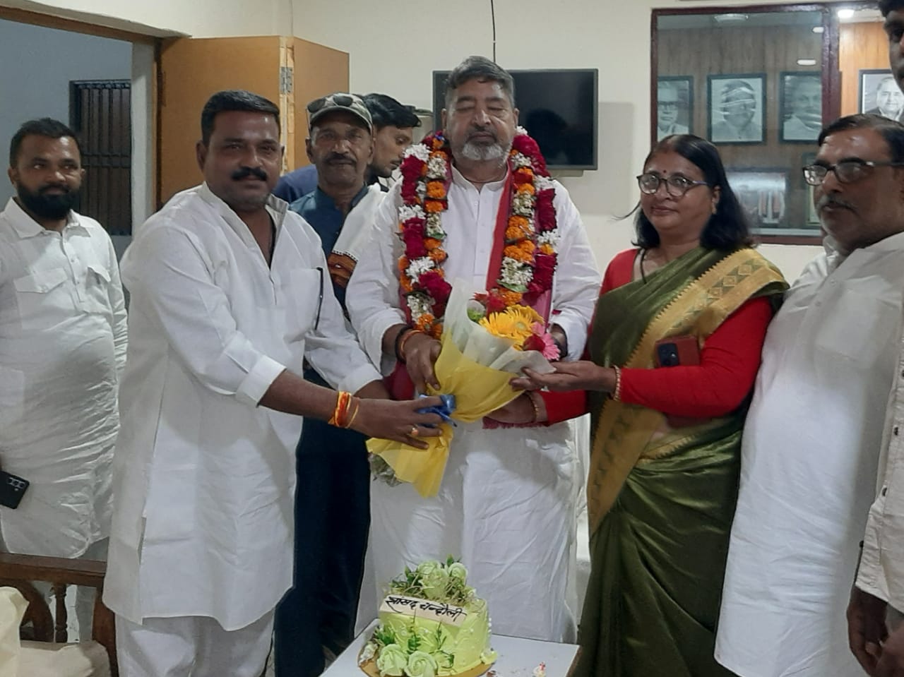 चंदौली सांसद विरेन्द्र सिंह के जन्मदिन पर सपाईयो ने दी बधाई 