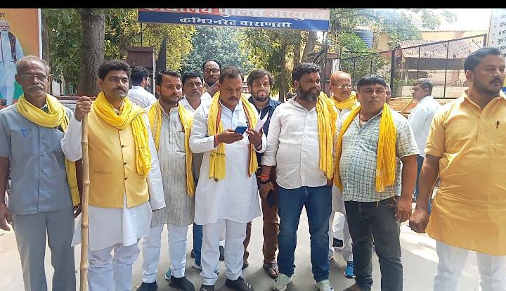 सुहेलदेव भारतीय समाज पार्टी ने पुलिस कमिश्नर वाराणसी को सौंपा ज्ञापन।